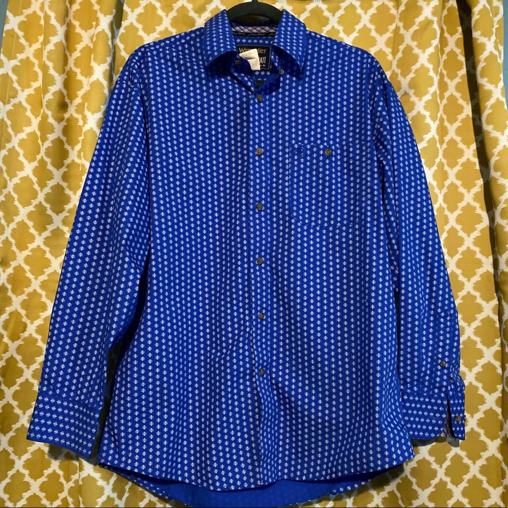 Men Blue button down Medium Wrangler